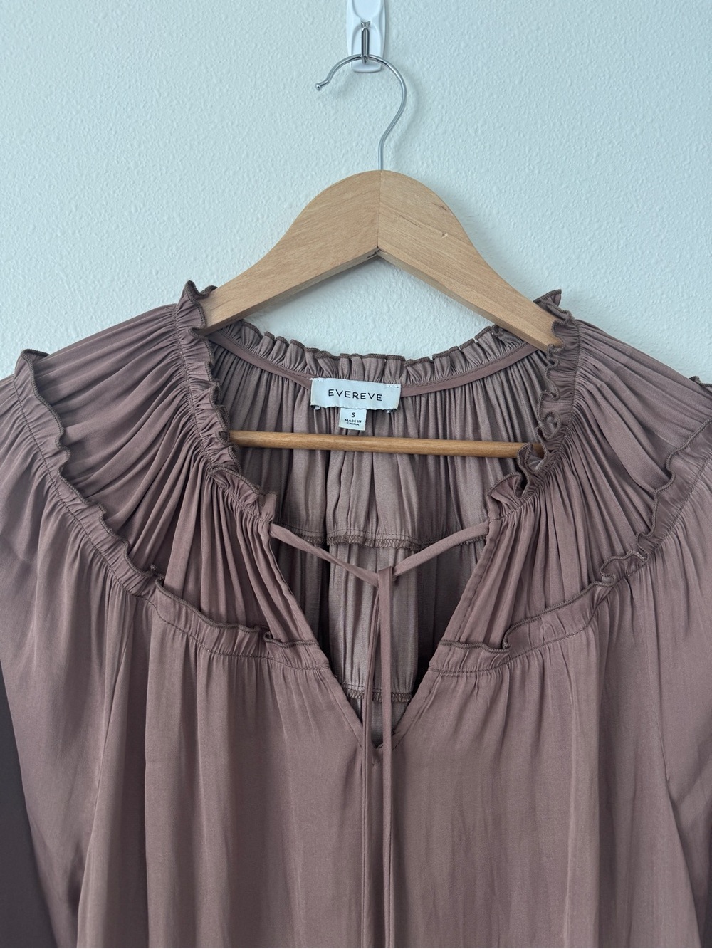 Evereve Kamila Satin Gathered Peasant Blouse Taupe Color “Chanterelle” S - Picture 3 of 4
